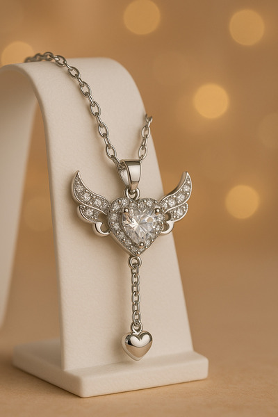 Lorvia قلادة نسائية من حجر الزركون على شكل جناح الملاك على شكل قلب من الفولاذ