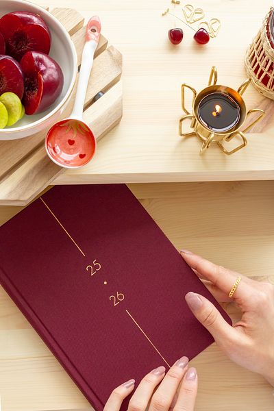 Matt Notebook Agendă academică A5 din in 2025-2026 15x21 cm - 17 luni Bordeaux