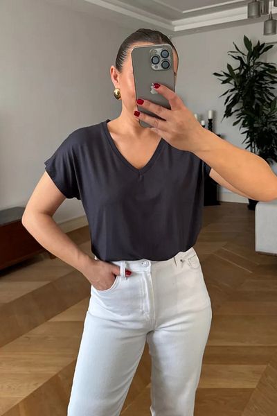 Tuba Butik تي شيرت نسائي أساسي برقبة على شكل حرف V
