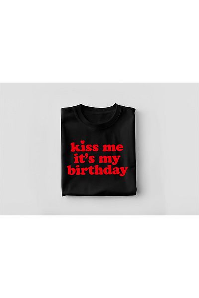 YEACHY Unisex Kiss Me It's My Birthday εμπριμέ μπλουζάκι