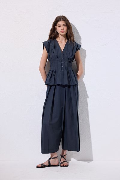 Manuka ÄRMELLOSE BLUSE MIT FALTEN DETAIL AUF DER TAILLE MARINEBLAU