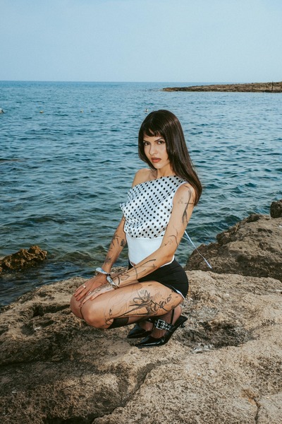 offcastle Beyaz puantiyeli saten omzu düşük crop bluz sırt dekolteli