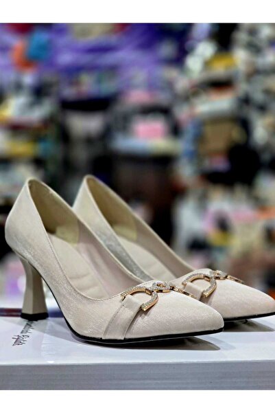 Shoes'n حذاء بكعب رفيع ومشبك ذهبي