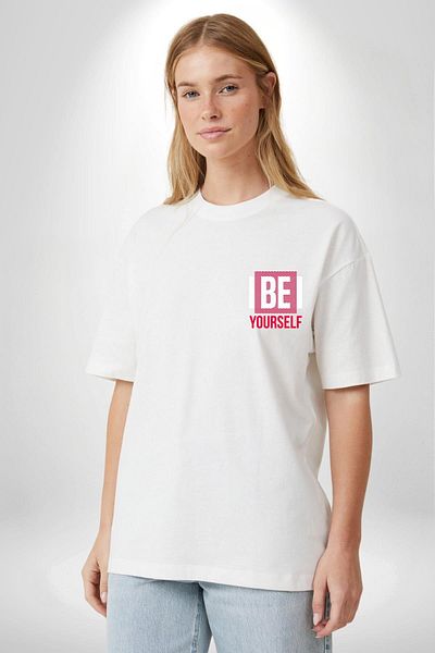 Angemiel تي شيرت مطبوع عليه Be Yourself بتصميم جرافيك أصلي وأنيق باللون الأبيض للنساء والرجال ذو طباعة أمامية صغيرة الحجم