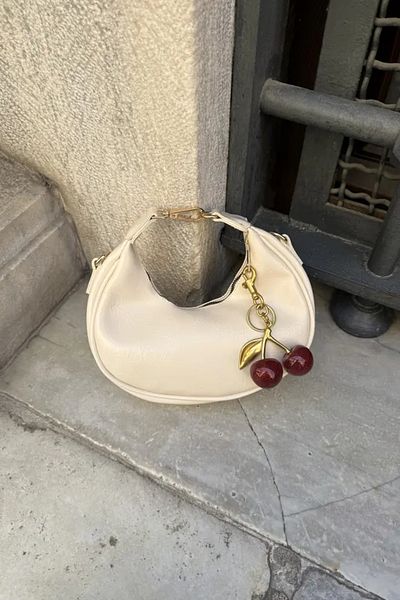 LEONAS Γυναικεία τσάντα χεριών και ώμων Alyona Leather Cream με δώρο Cherry Charm