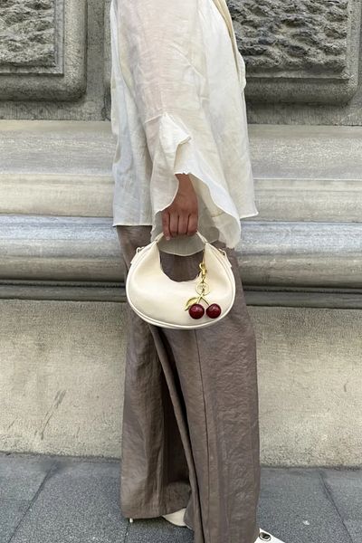 LEONAS Γυναικεία τσάντα χεριών και ώμων Alyona Leather Cream με δώρο Cherry Charm
