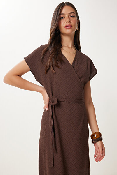 Happiness İstanbul Damska brązowa sukienka lniana z kołnierzykiem kopertowym i wzorem DM00143