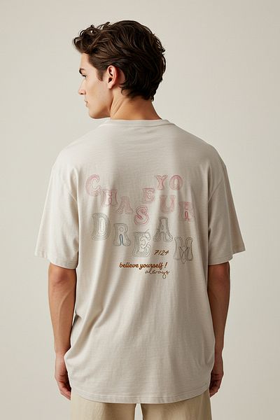 Trendyol Collection Ecru besticktes, übergroßes Baumwoll-T-Shirt mit Rundhalsausschnitt – TMNSS25TS00169