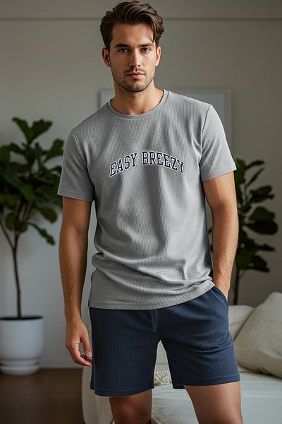 Trendyol Collection Grau Regular Fit Slogan bedrucktes Waffel-Strick-Shorts-Pyjama-Set TMNSS25PT00008
