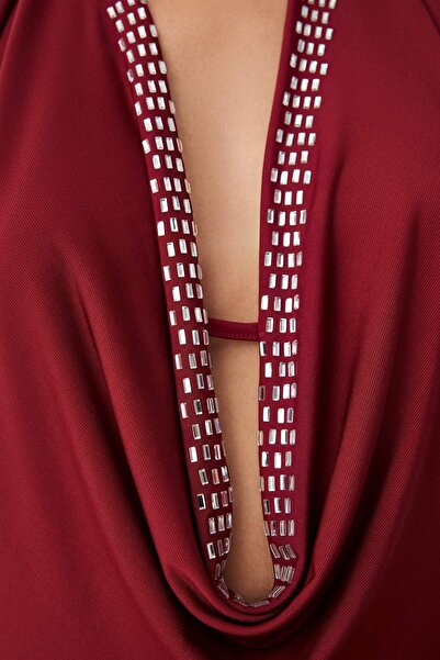 Trendyol Collection Vínový Degaje límec Hluboký výstřih s lesklým kamenem Detailní večerní šaty Noční šaty TPRSS25AE00004