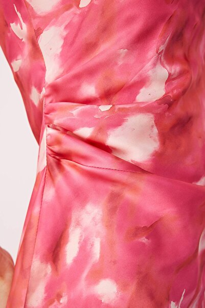 Trendyol Collection Többszínű testhezálló szatén szőtt maxi estélyi ruha éjszakai hazatért ruha TPRSS25AE00066