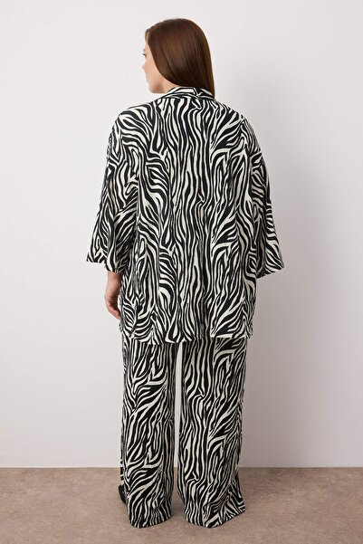 Trendyol Curve Μαύρο εμπριμέ άνετο κοστούμι με ελαστικό κιμονό πλεκτό μεγάλου μεγέθους κάτω-πάνω σετ TBBSS25CP00030