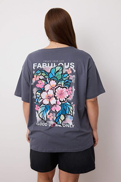 Trendyol Curve Antracitové oversize střih 100% bavlna Přední a zadní potisk Pletené tričko velké velikosti TBBSS25BF00002