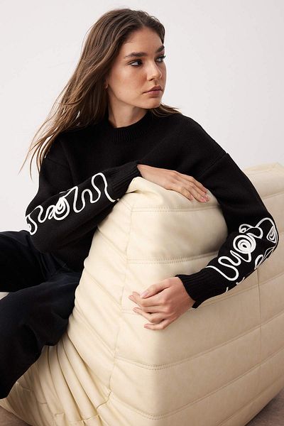 Trendyol Collection Black Oversize/Wide Fit Sleeve Embroidered Knitwear Sweater Twoaw26Kz00037