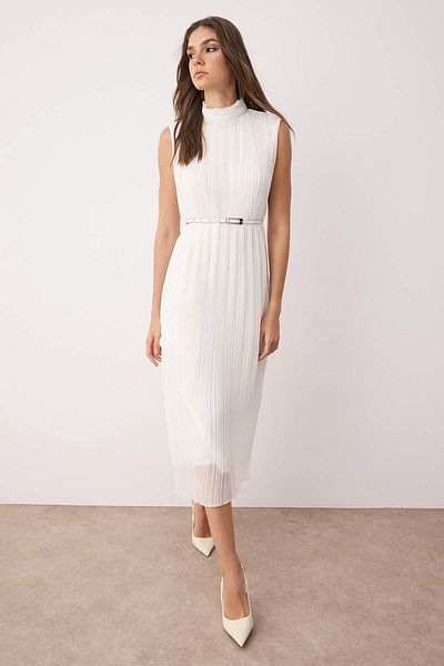 Trendyol Collection Λευκή ζώνη ίσια κοπή πλισέ μίντι φόρεμα με επένδυση σιφόν TWOSS25EL00118