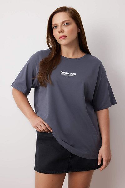 Trendyol Curve Anthracite Oversize Fit 100% βαμβακερό μπροστινό και πίσω εμπριμέ πλεκτό μπλουζάκι μεγάλου μεγέθους TBBSS25BF00002