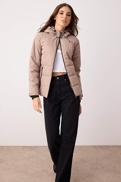 Trendyol Collection Béžová nepromokavá nafukovací bunda s kapucí Regular Fit TWOAW26MO00000