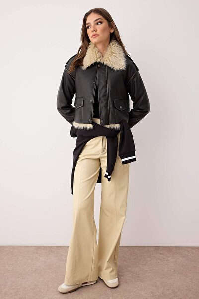 Trendyol Collection Schwarzer, normaler, pelziger, detaillierter Kunstledermantel TWOAW26MO00087