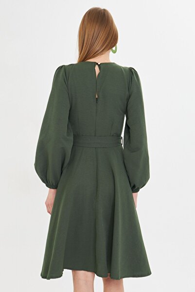 armonika Kadın Haki Sıfır Yaka Arkası Fermuarlı Kuşaklı Uzun Kol Kloş Midi Boy Elbise ARM-25Y001008