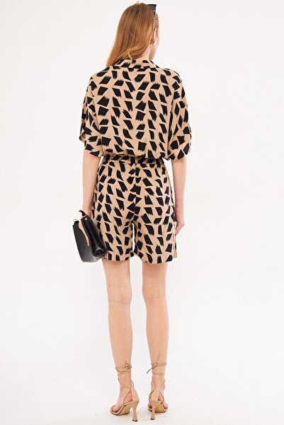 armonika Dámský béžový overal s košilovým límcem a kapsou, vzorovaný, krátký ARM-24Y001023