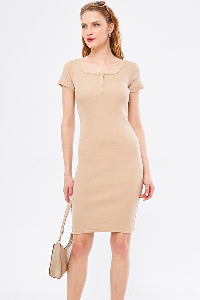 armonika Dámské béžové šaty s krátkým rukávem se zapínáním na patentky ARM-24Y133011
