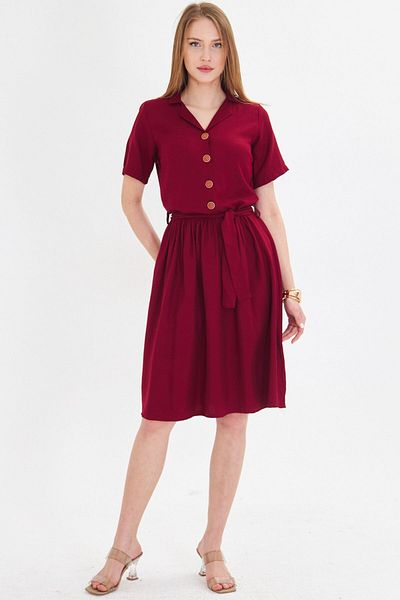 armonika Rochie de damă cu lungime midi - burgundă cu nasturi în față și brâu adunat în talie