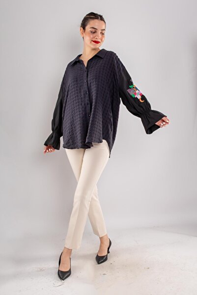 AYHAN 50727 Блуза з еластичними манжетами та вишитим декором на ґудзиках