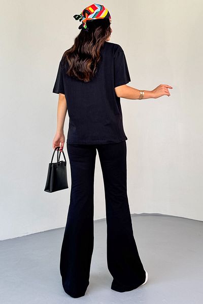 Cappmoda TKM-0050 تي شيرت أسود مطبوع عليه حروف الجيل برقبة دائرية وخصر مرن وساق إسبانية Pa