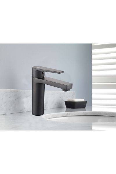PLOTO Short black basin mixer with hoses and hoses