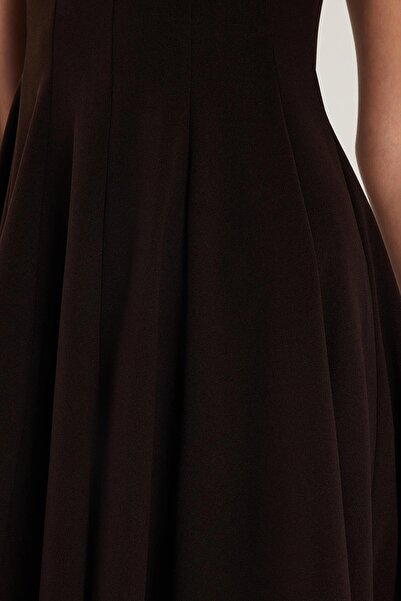 Tudors Kadın Regular Fit Klasik Kesim Bisiklet Yaka Pileli Mini Kahverengi Elbise