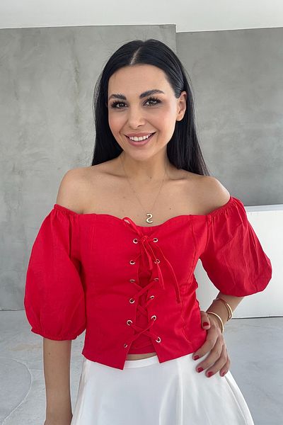 Seda Yalçın Atelier بلوزة حمراء بأكمام بالون وأربطة أمامية