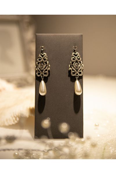 CHARM Statement earrings with white pearl and filigree pattern