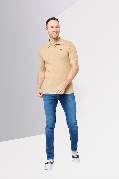 Lacoste قميص بولو رجالي كلاسيكي بأكمام قصيرة وشعار مطبوع، بيج