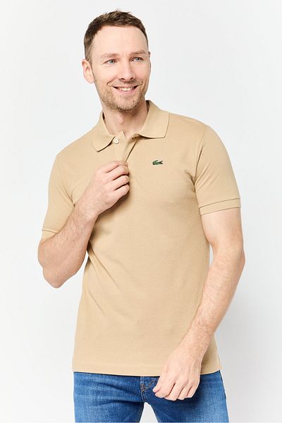 Lacoste قميص بولو رجالي كلاسيكي بأكمام قصيرة وشعار مطبوع، بيج