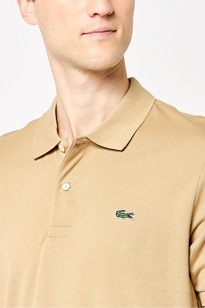 Lacoste قميص بولو رجالي كلاسيكي بأكمام قصيرة وشعار مطرز، لون بني