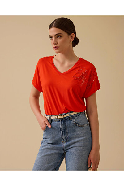 SEÇİL V Yaka Nakışlı Penye Tişört