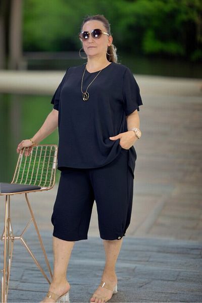 yagmurberen TUNICĂ CU MÂNERĂ SCURTĂ DETALIE BUTON TUNICĂ CAPRI PANTALON CU BĂRĂ ELASTICĂ LA TALE CU BULĂ MĂRIME MARE SET DUAL