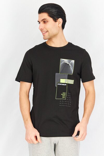 Puma تي شيرت رجالي بقصّة عادية وأكمام قصيرة وشعار العلامة التجارية، أسود