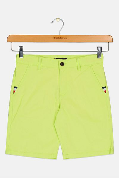Tommy Hilfiger شورت تشينو ضيق للأولاد، لون أخضر ليموني