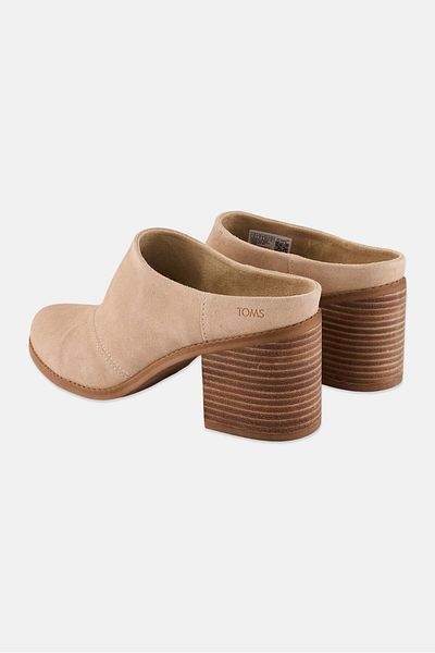 Toms حذاء إيفلين سهل الارتداء من جلد الغزال للنساء، بيج