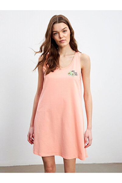 LC Waikiki طاقم الرقبة المطبوعة ثوب النوم المرأة