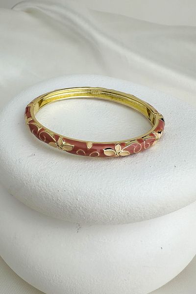Modex Special Series Enameled Flower Detail Handcuff Bracelet (Diameter: 6cm)