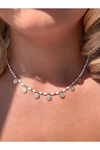 Vinlora Design قلادة مسطحة مصنوعة يدويًا مع تفاصيل ميدالية - تصميم أنيق ولامع