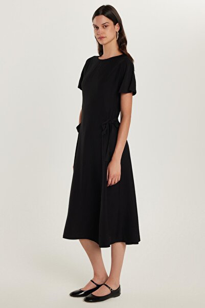 Tudors Kadın Standart Fit Yandan Fiyonk Bağlama Detaylı Kısa Kollu Bisiklet Yaka Siyah Midi Boy Elbise