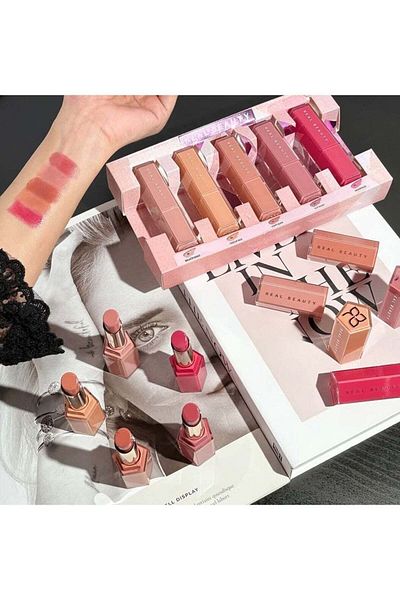 real beauty A set of small lipsticks from Real Beauty placed in the handbag, 5 multi-colored pens