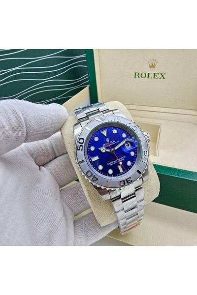 Rolex A luxurious and distinctive Rolex Daytona watch with its box.