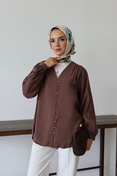 MOONSC Πουκάμισο Hijab με λαιμόκοψη V με λεπτομέρεια κουμπιού στο μπροστινό μέρος καφέ