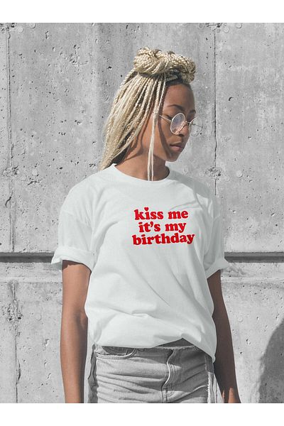 YEACHY Unisex Kiss Me It's My Birthday εμπριμέ μπλουζάκι