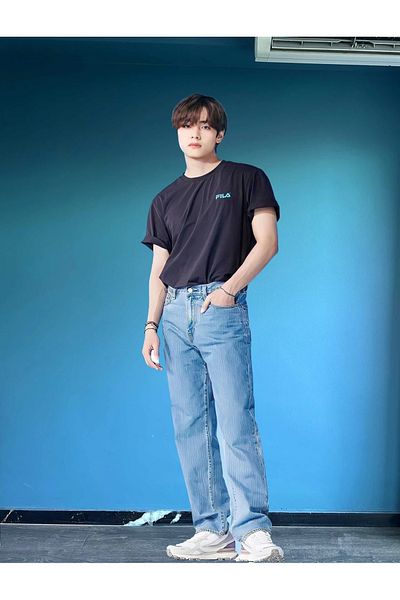 dakik reklam Bts Mr V Model Full Size Model with Feet Bts Kim Tae-Hyung