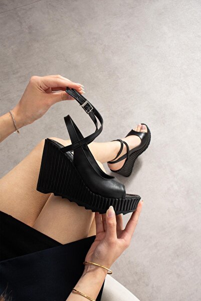 Modanizm صندل بكعب عريض من الجلد الأسود من Rayne